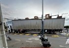 Caminhão arranca toco de proteção em rotatória e quase atinge moto em Minaçu