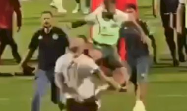 Jogador da Chape dá voadora e tenta chutar cabeça de torcedor após final do Catarinense