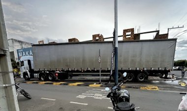 Caminhão arranca toco de proteção em rotatória e quase atinge moto em Minaçu