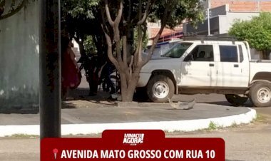 Motorista perde o controle e camionete vai parar em porta de casa após manobra para evitar colisão.