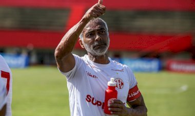 Romário faz dois gols no jogo de masters entre America x Botafogo