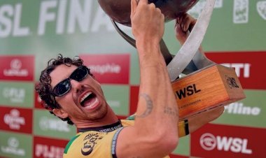 Yago Dora faz história e conquista seu 1º título mundial de surfe