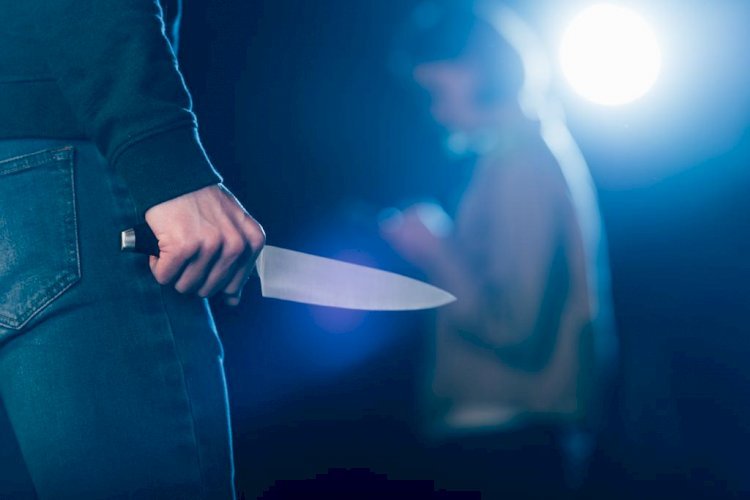 Homem é esfaqueado e corre na rua em busca de socorro nas ruas de Minaçu