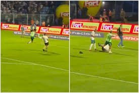 Jogador da Chape dá voadora e tenta chutar cabeça de torcedor após final do Catarinense