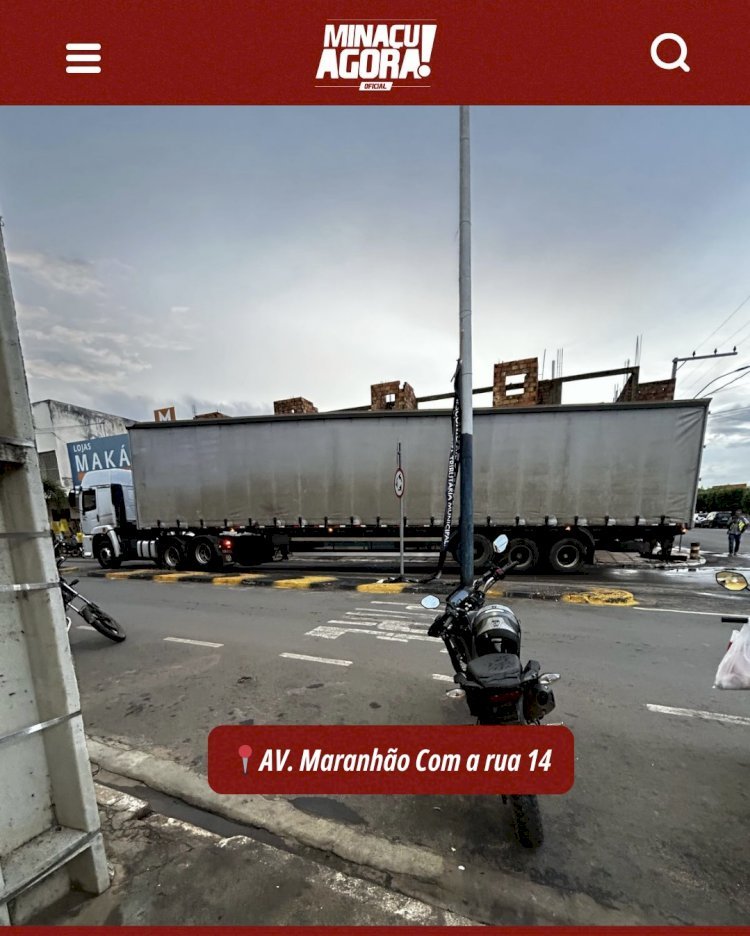 Caminhão arranca toco de proteção em rotatória e quase atinge moto em Minaçu