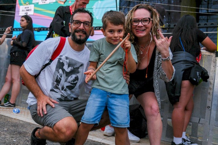 Garotinho de 6 anos vibra em show de Ca7riel & Paco e ganha baqueta de baterista