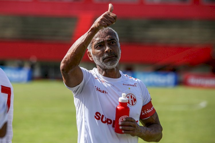 Romário faz dois gols no jogo de masters entre America x Botafogo